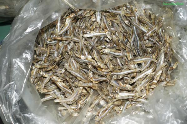 How do you clean dried anchovies?